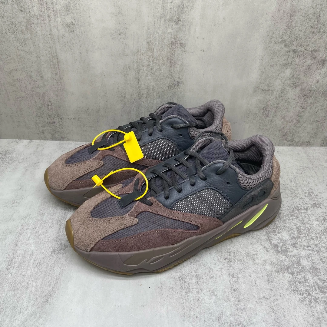 【秒价】Yeezy700 灰褐色运动鞋/42.5码/95新/编码10828/市场价3200