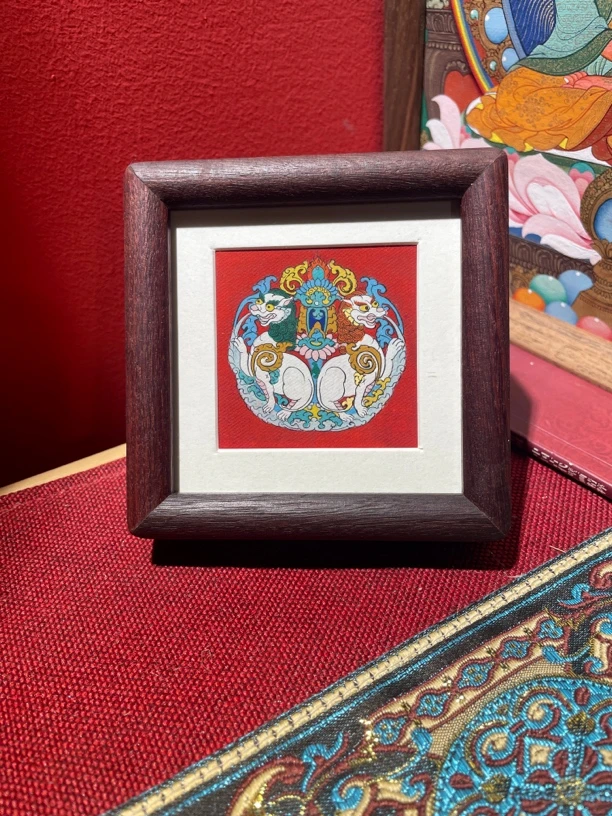 手绘雪狮小摆台实木外框尺寸9*9