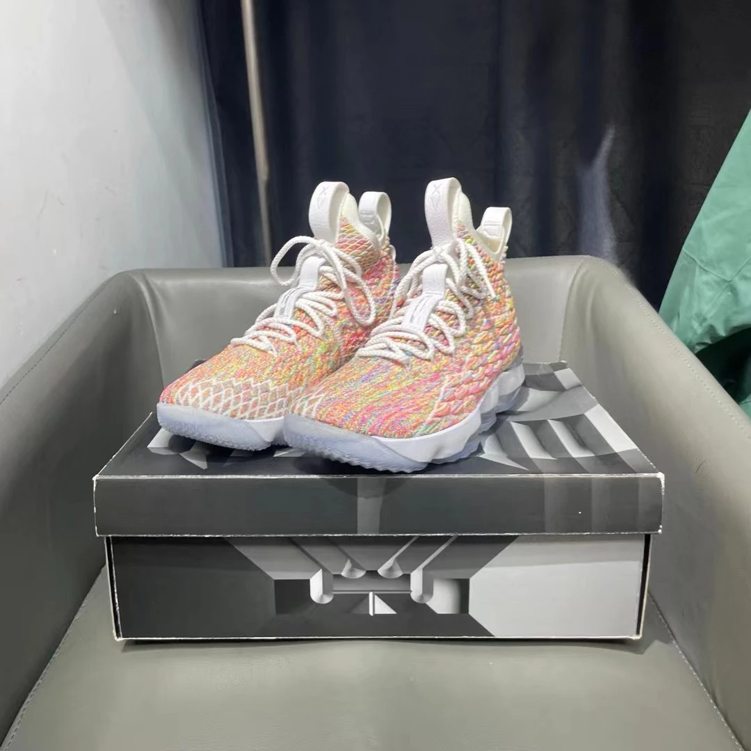全新43码 Nike Lebron 15   白彩虹，全新原盒，1699秒杀！半价球鞋