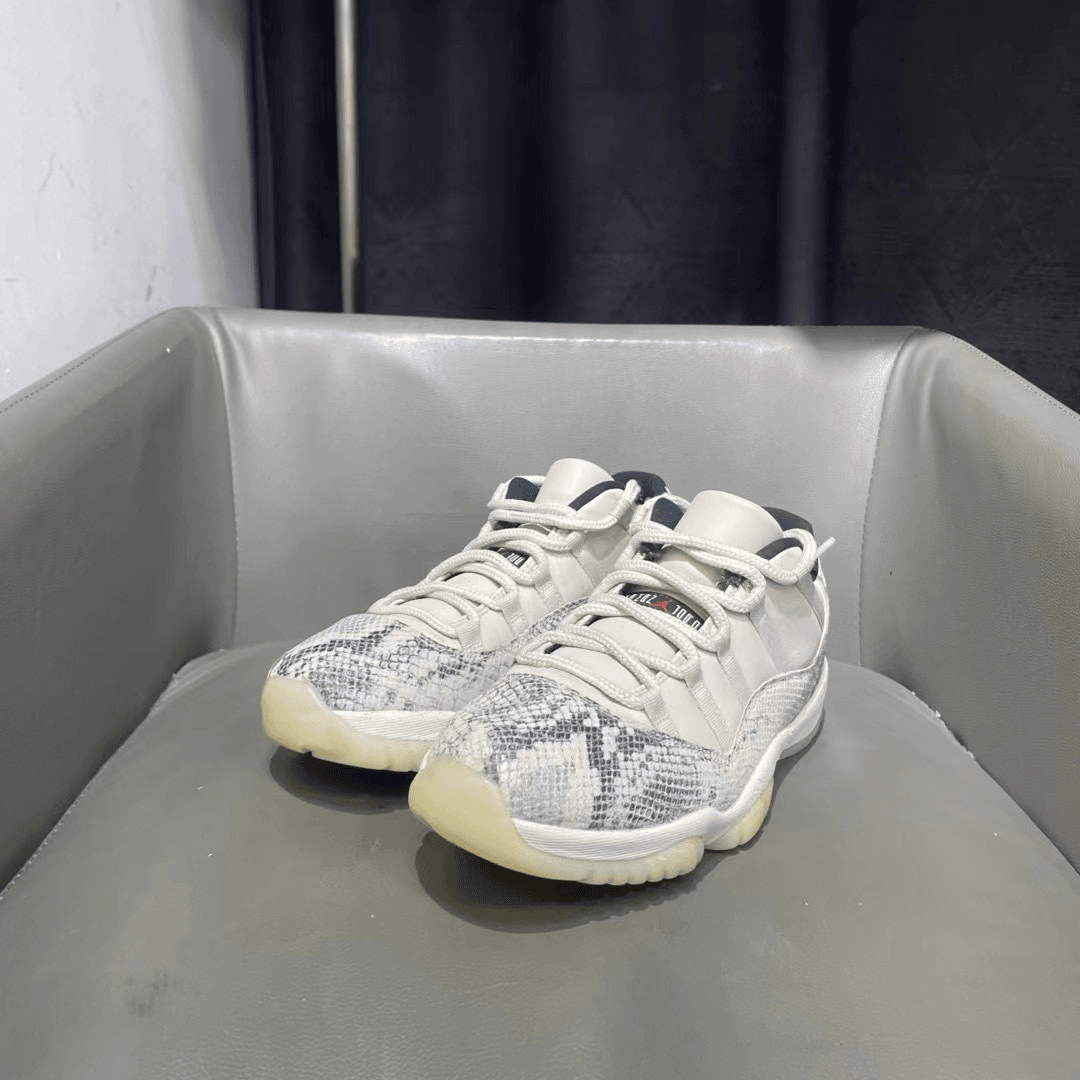 捡漏44.5码 AJ11 白蛇 全新试穿 1299秒杀！！平台半价！球鞋