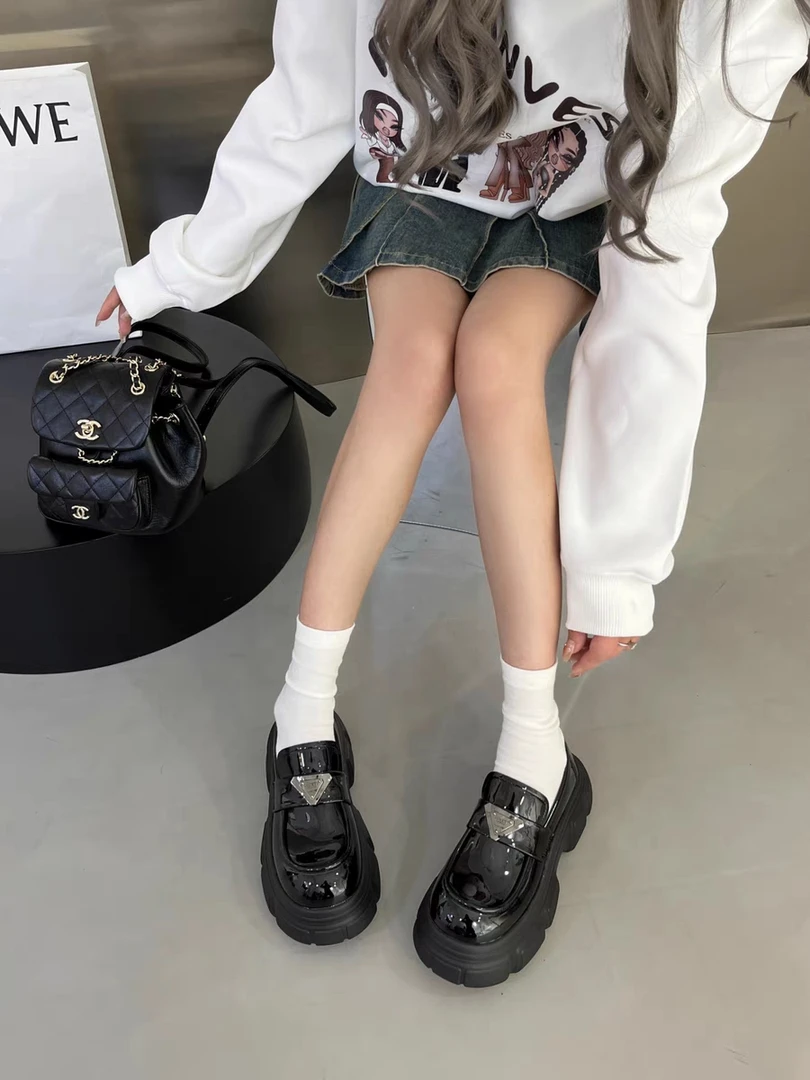 0120【三角】乐福鞋女漆皮厚底松糕矮子乐三角标英伦高跟大头小皮鞋