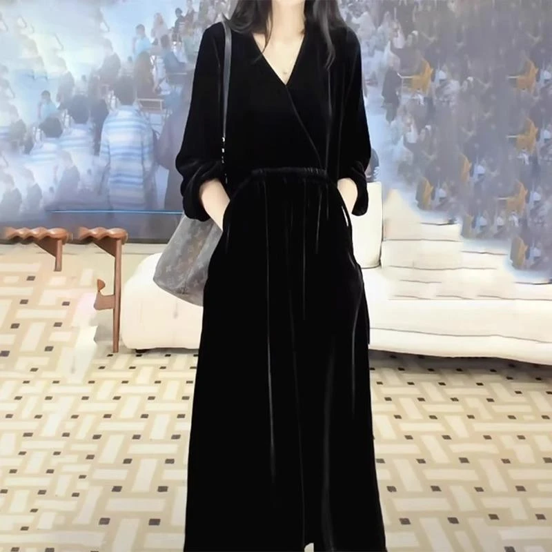 高级感金丝绒连衣裙女春秋冬季收腰显瘦遮肚气质V领打底小黑长裙