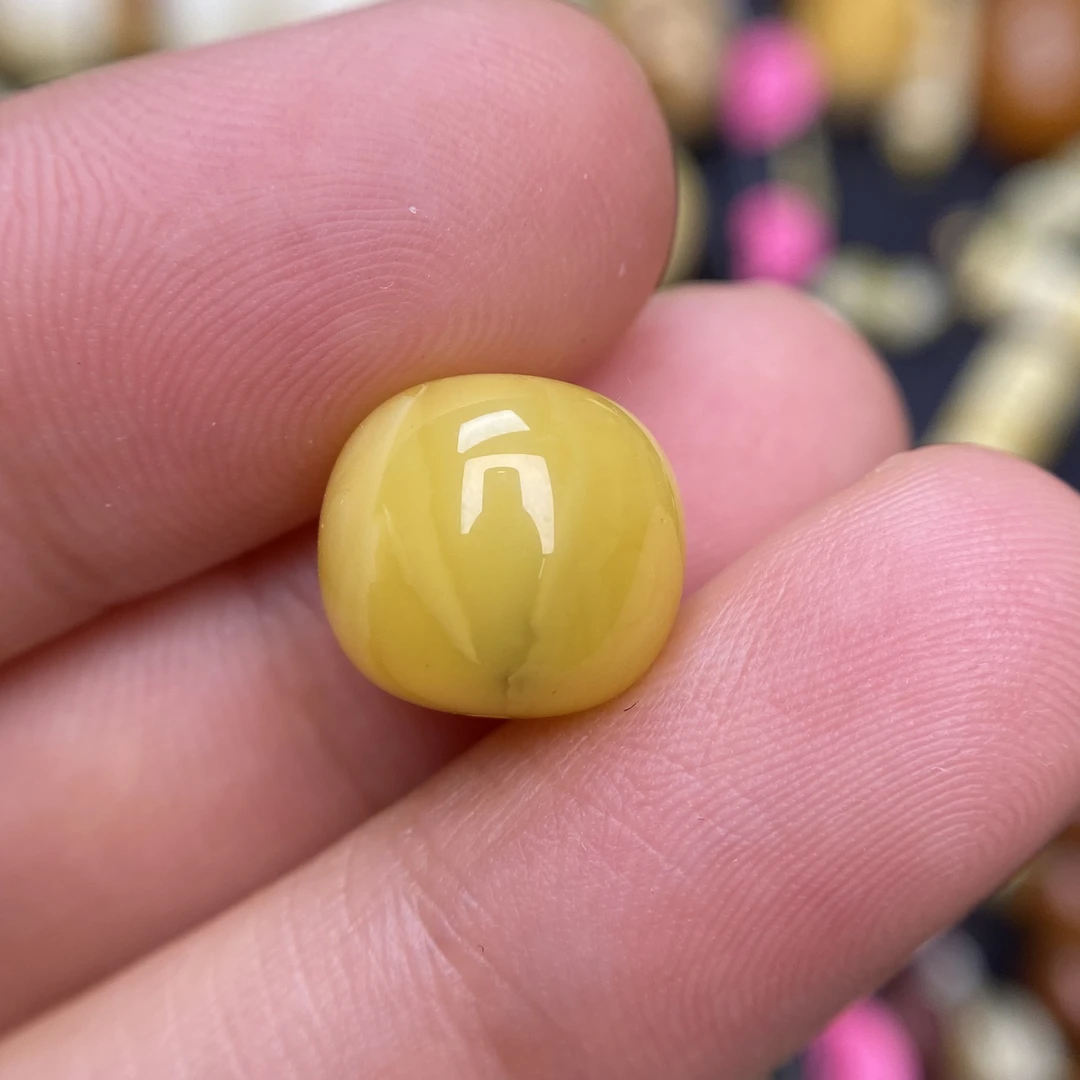蜜蜡胶皮鸡油黄老型配饰11.6×10.5mm天然无优化杂裂，有点内植物珀