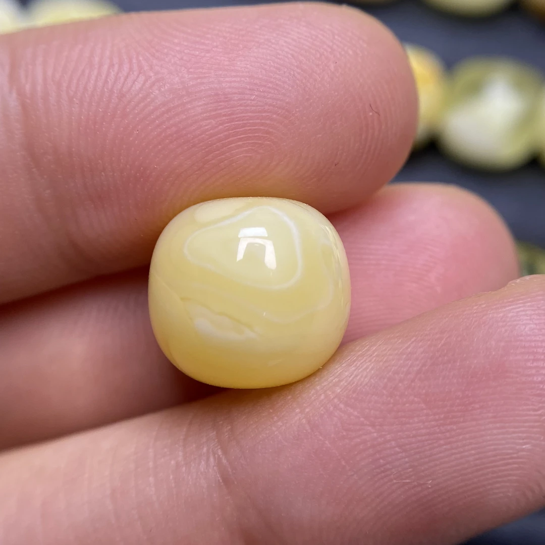 蜜蜡奶黄蜡老型配饰12.4×11.5mm，有丁点小冰花，颜色比较仙，好看