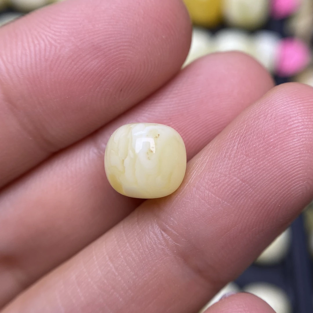 蜜蜡小白花老型配饰9.4×8.4mm，一边几点小粉层，介意勿拍，保天然