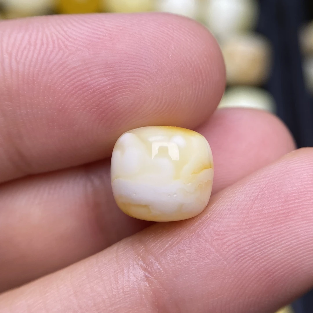 蜜蜡沁色小白蜡老型10.3×9.3mm，天然无优化杂裂，一面几点小沙眼
