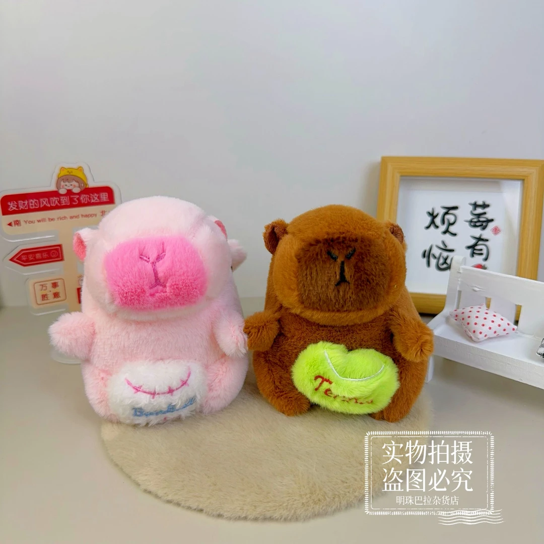 热销爆款棒球卡皮巴抽拉摇翅膀，毛绒公仔卡皮巴拉钥匙扣水豚挂件