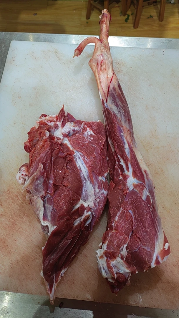 自家养殖小山羊肉