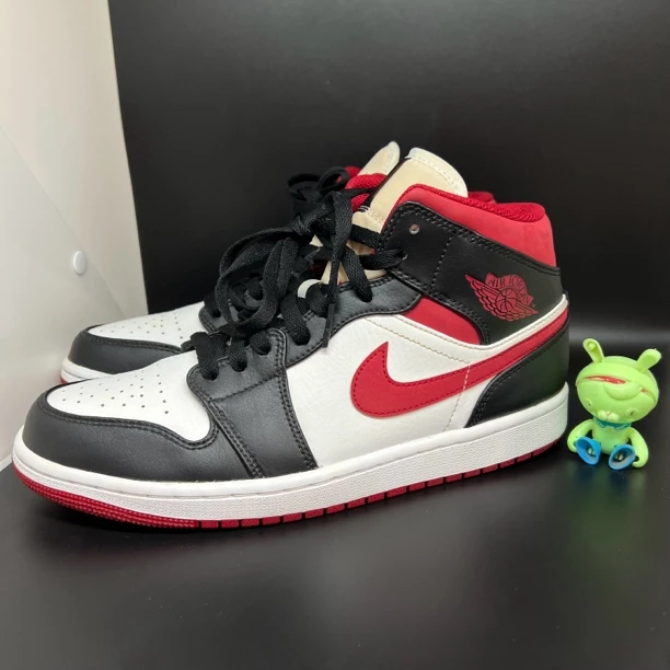 二手42码 Nike aj1 白黑红 中帮复古篮球鞋 假一赔四