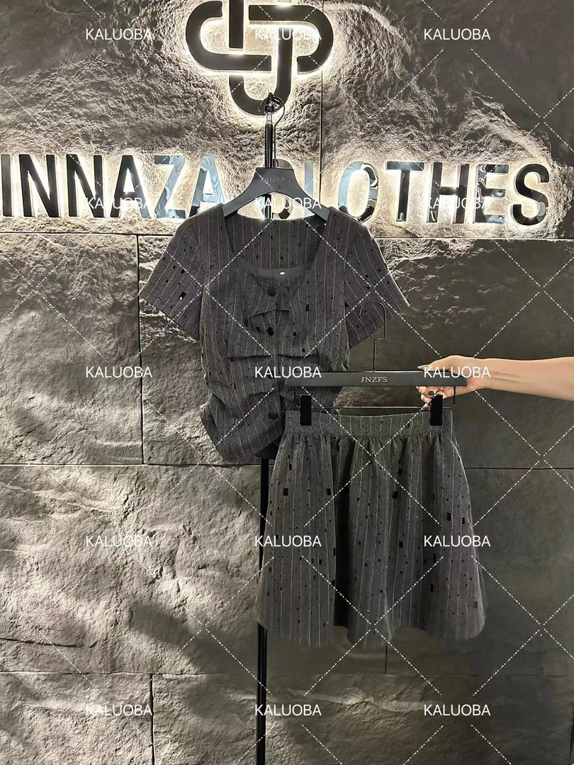 【原创大码设计师款】2024新款方领工艺时尚上衣+短裙套装5379