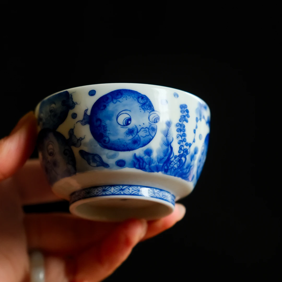 草木茶社 月造海底世界胖头鱼主人杯 景德镇手绘青花主人杯