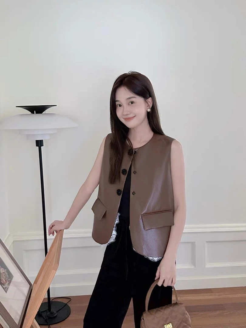 2024秋冬季新款蛋白皮拼接蕾丝花边手工钉珠扣皮马甲