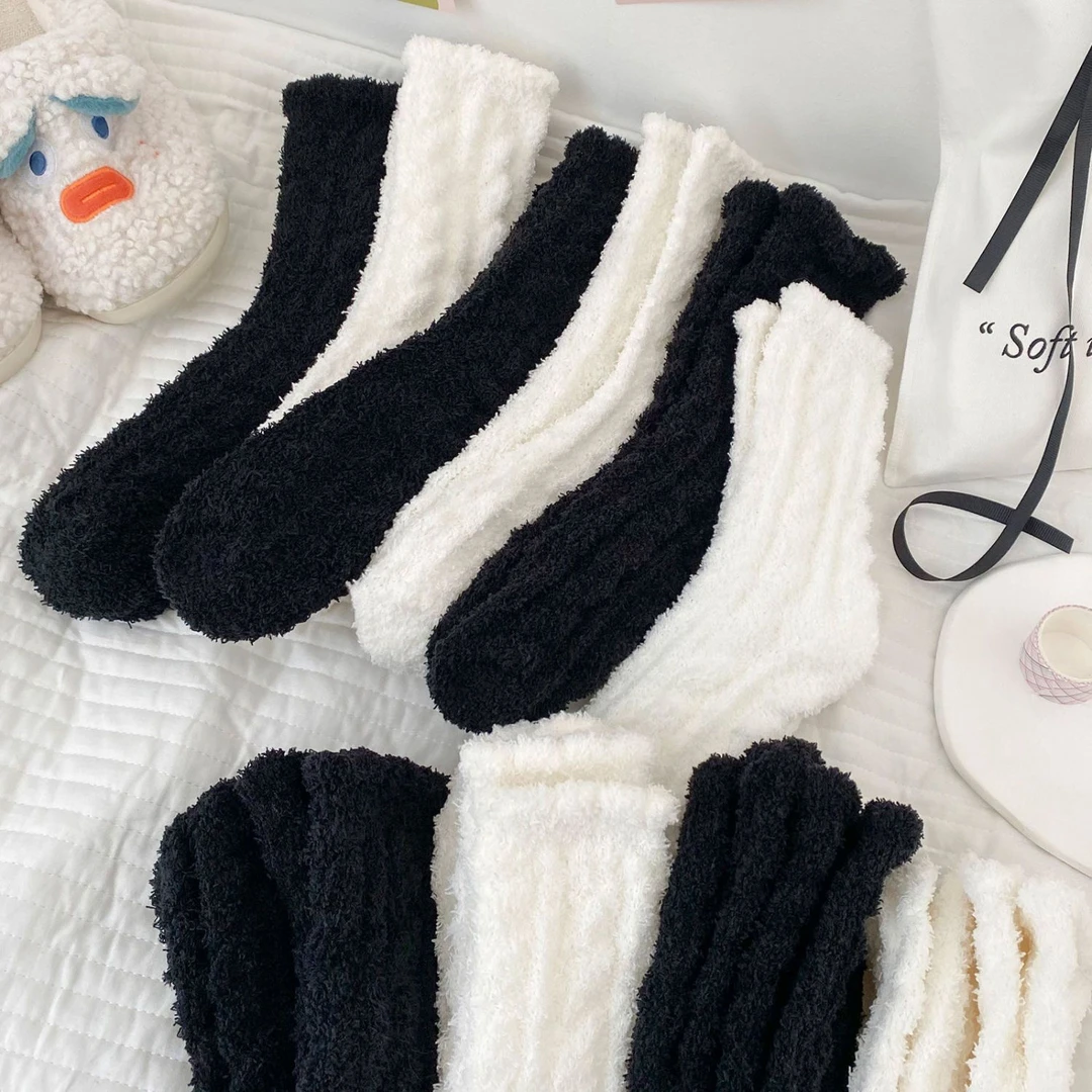 珊瑚绒黑白袜子中筒袜秋冬季加绒加厚居家保暖毛茸茸睡眠长筒袜SJ