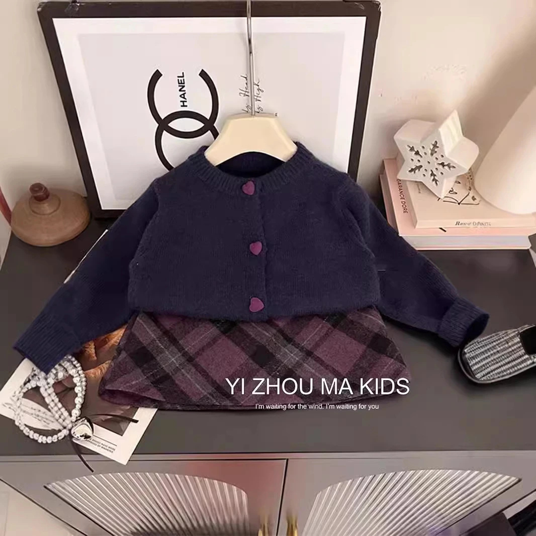韩国小女孩2025秋季新款时尚洋气爱心纽扣毛衣外套格子裙两件套装