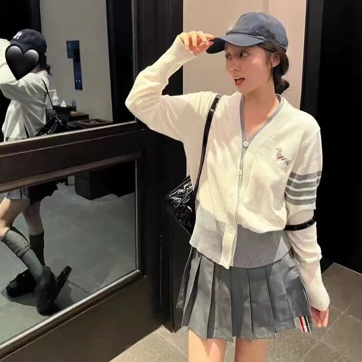 香港潮牌韩版假两件小狗开衫女学院秋季v领纽扣四道杠针织洋气女