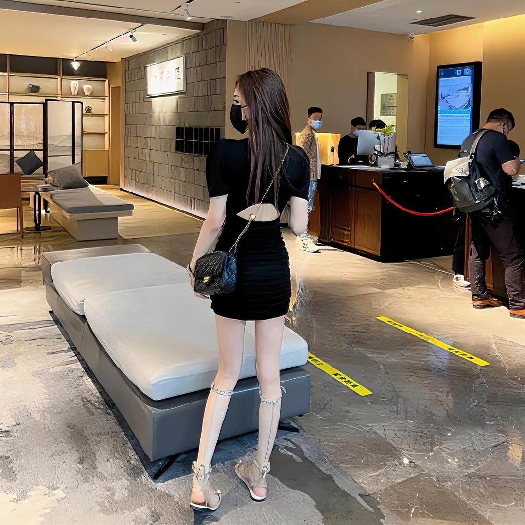 夏季收腰修身短裙辣妹性感露背连衣裙褶皱包臀裙气质显瘦小黑裙