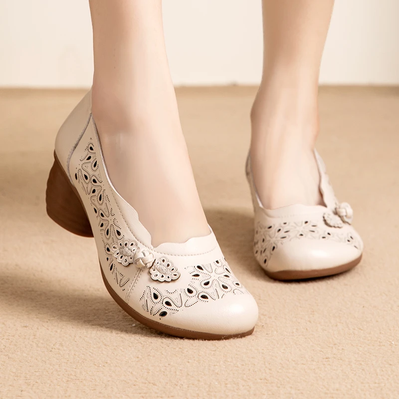 夏季新款中老年妈妈鞋镂空透气舒适休闲真皮复古软底洞洞凉鞋女士