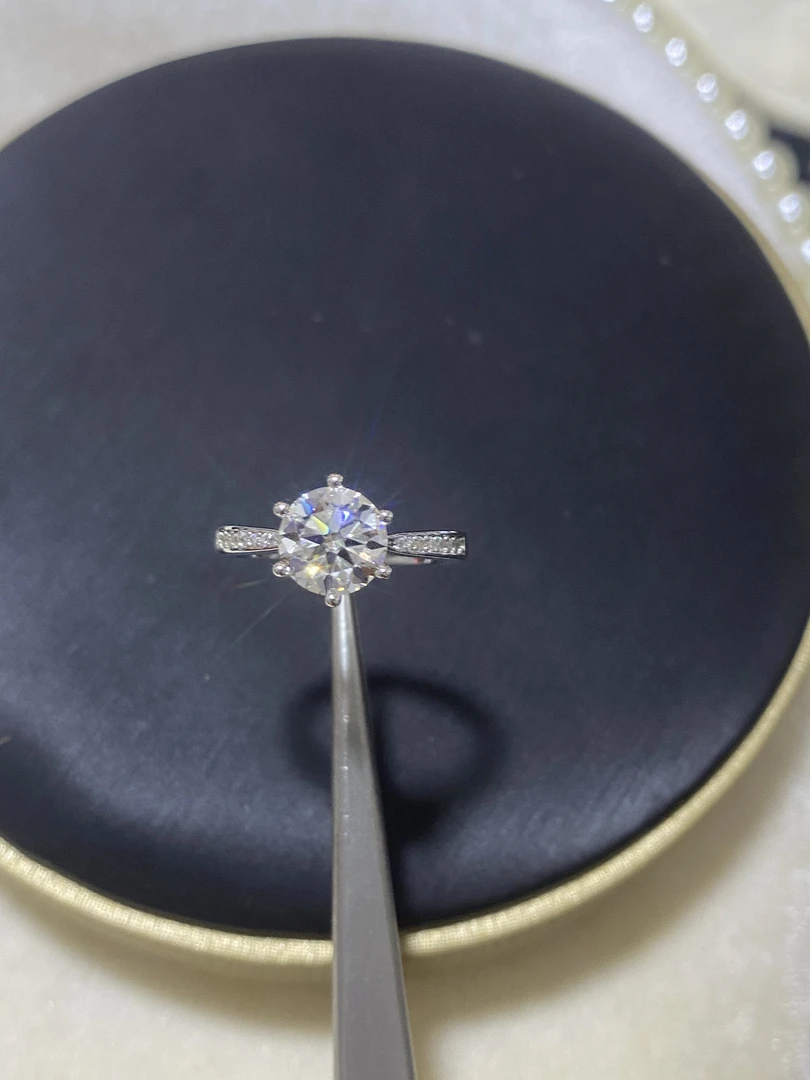 【钻注一生】 经典微镶小蛮腰女戒2.0ct