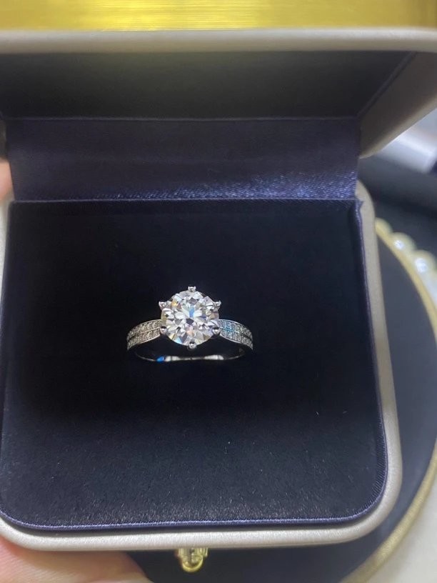 【钻注一生】 奢华星光皇后女戒2.0ct