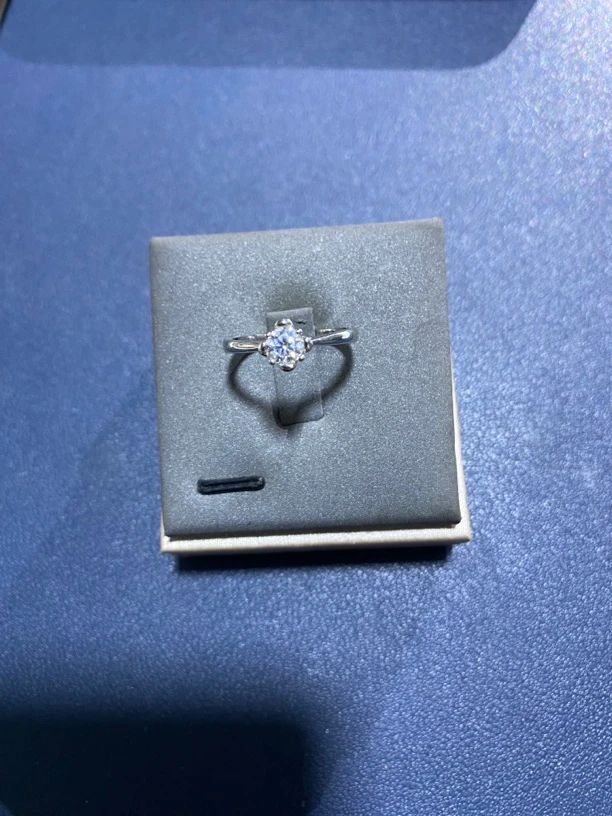 【钻注一生】 经典幸运花瓣0.5ct女戒