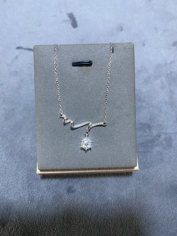 【钻注一生】 时尚高端爱的声波1.0ct项链