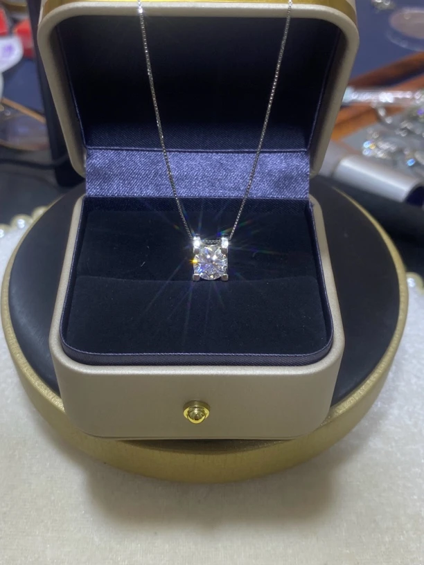 【钻注一生】 经典背包牛头女款吊坠1.0ct