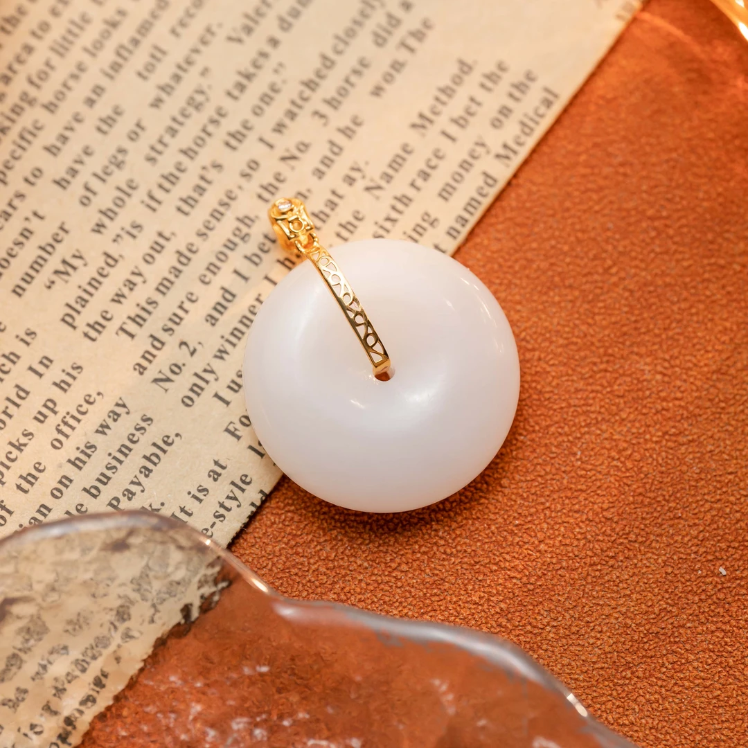 【奢小姐珠宝】18K金和田玉平安扣吊坠-HT026