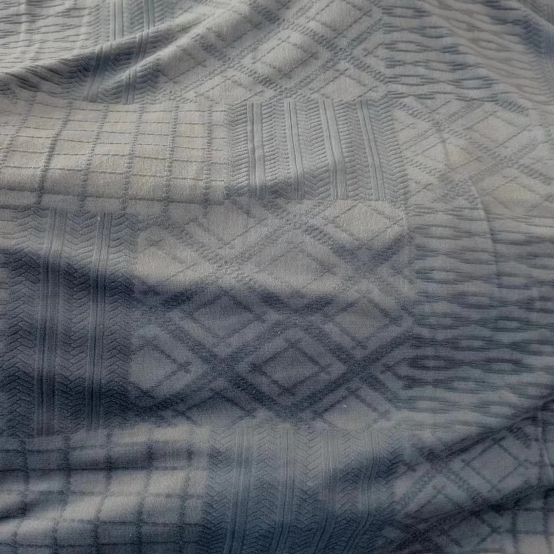立体雕花秋冬保暖绒布料～纯蓝菱格雕花