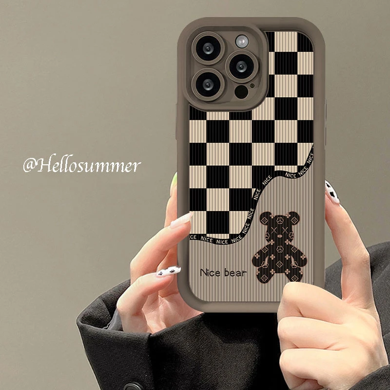 棋盘格小熊iPhone15苹果14华为OPPO小米VIVO全包防摔软皮纹手机壳
