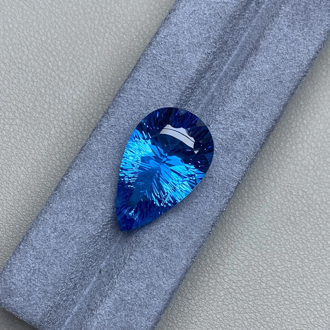 天然托帕石裸石31.7克拉瑞士蓝水滴千禧切全净满火彩玻璃体蓝色