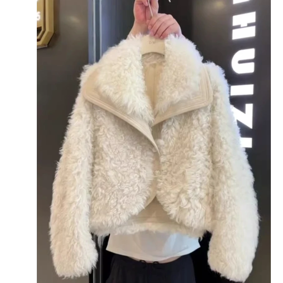 韩系小香风独特超好看百搭白色羊羔绒短款厚外套女2024新款秋冬季