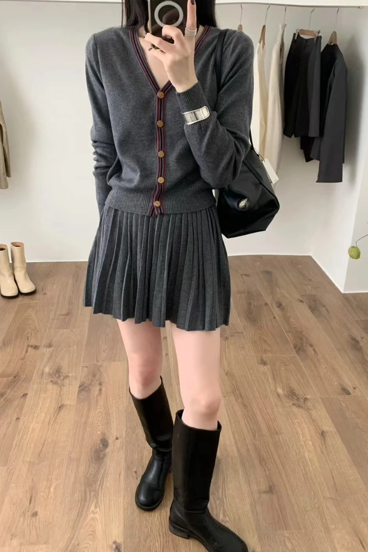 2024秋新款V领撞色边针织开衫外套+灰色针织百褶裙半身裙两件套女