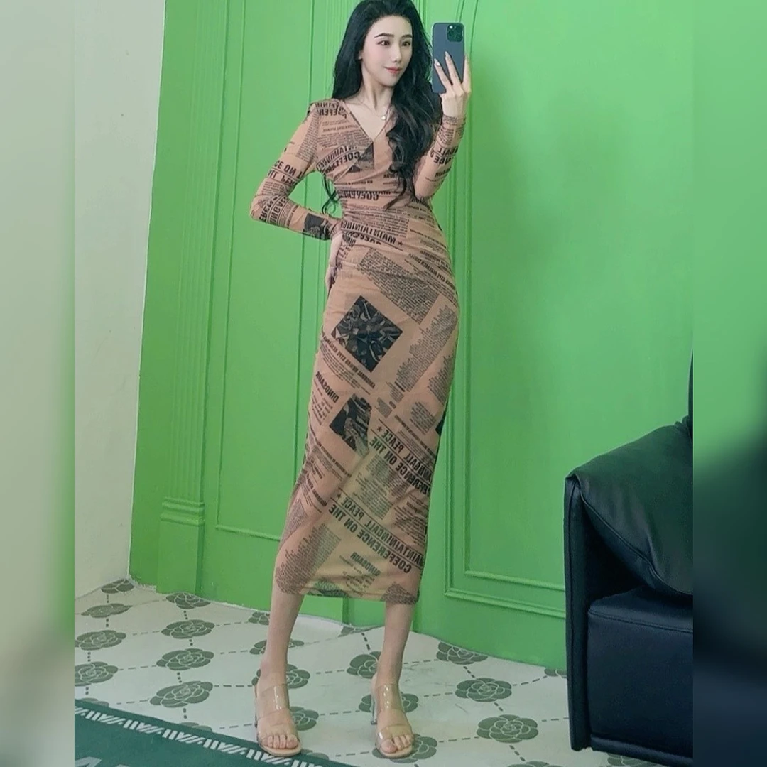 气质女人味轻奢V领长袖报纸印花显瘦包身修身时尚百搭连衣裙长款
