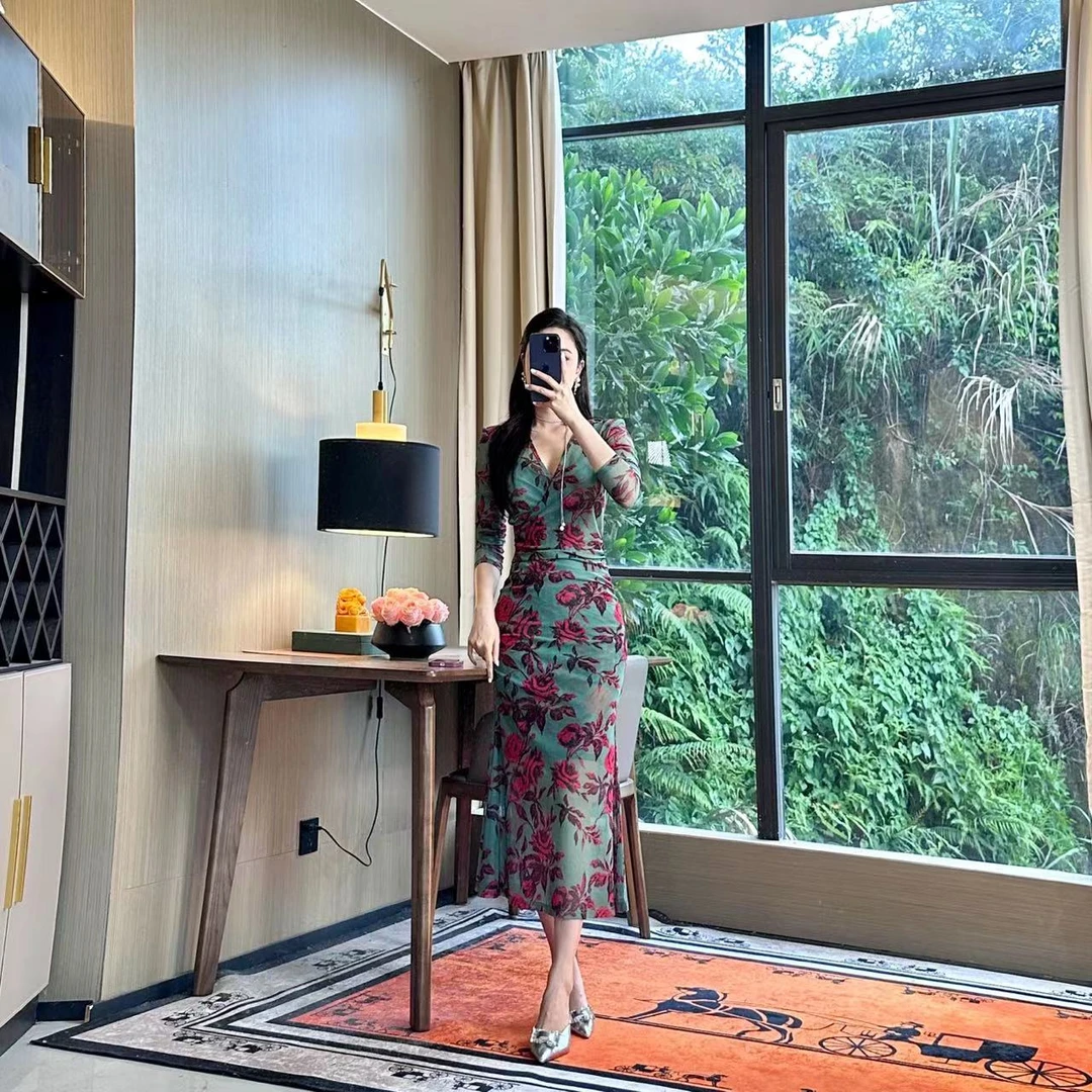气质女人味轻奢V领长袖红情绿意显瘦包身修身时尚百搭鱼尾连衣裙
