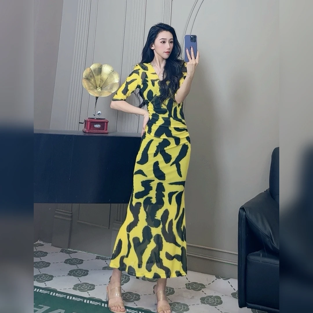 气质女人味轻奢V领中袖黄色豹纹显瘦修身包身时尚百搭鱼尾连衣裙