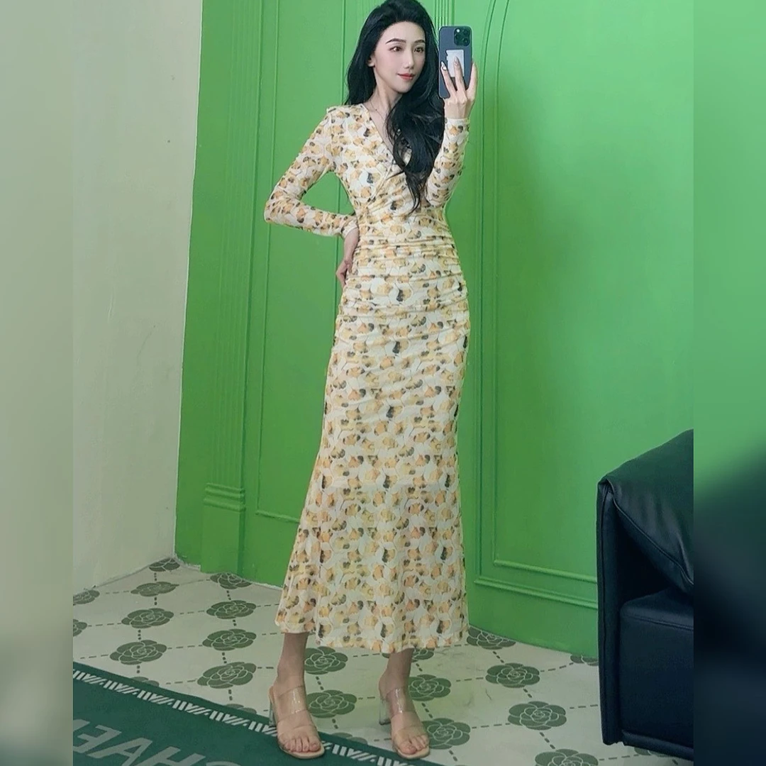 气质女人味轻奢V领长袖银杏落叶显瘦包身修身时尚百搭鱼尾连衣裙