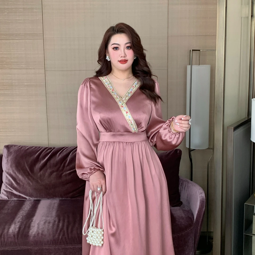 GLEC大码女装2025秋冬法式重工钉珠复古高级感光泽缎V领连衣裙