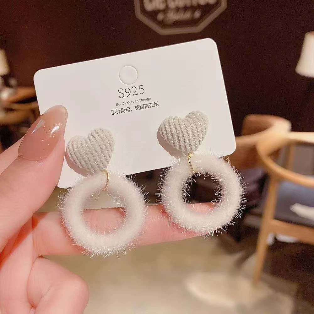 韩版时尚毛绒耳饰秋冬爱心毛球百搭潮流耳钉个性甜美可爱女士耳环