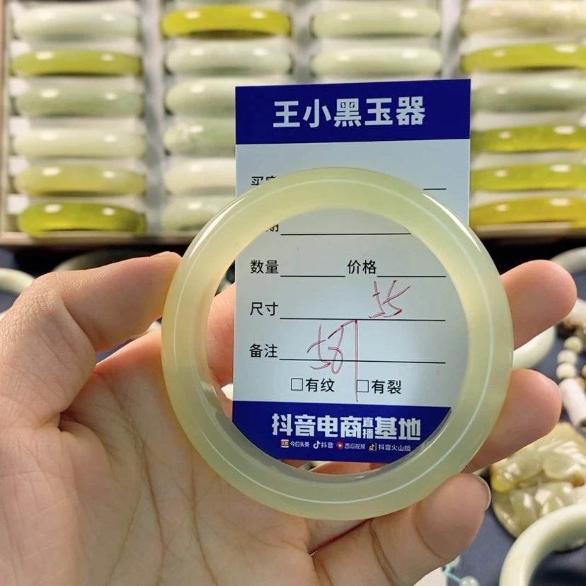 【闪购商品】蛇纹石玉颈饰未镶嵌一***。