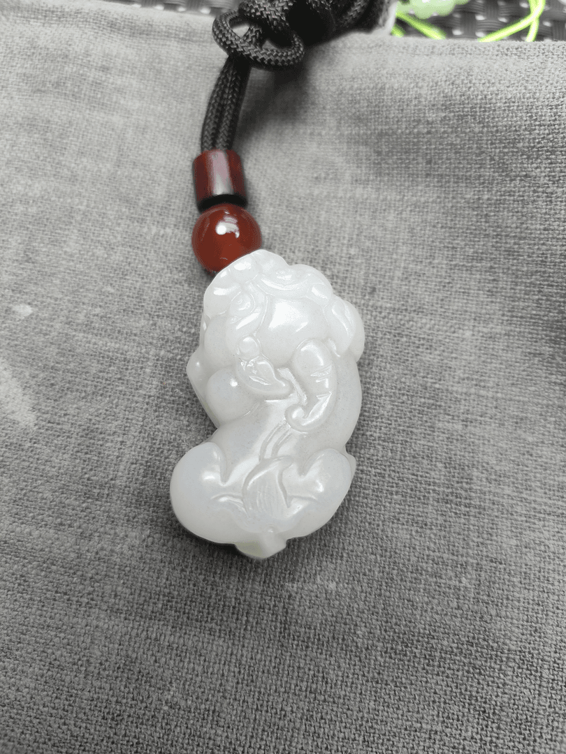 新疆和田玉吊坠。
