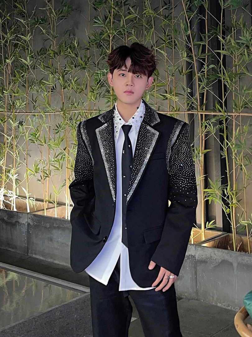 嘉伟6378精致韩风网红夜店男西装重工烫钻满天星痞帅垫肩西服潮