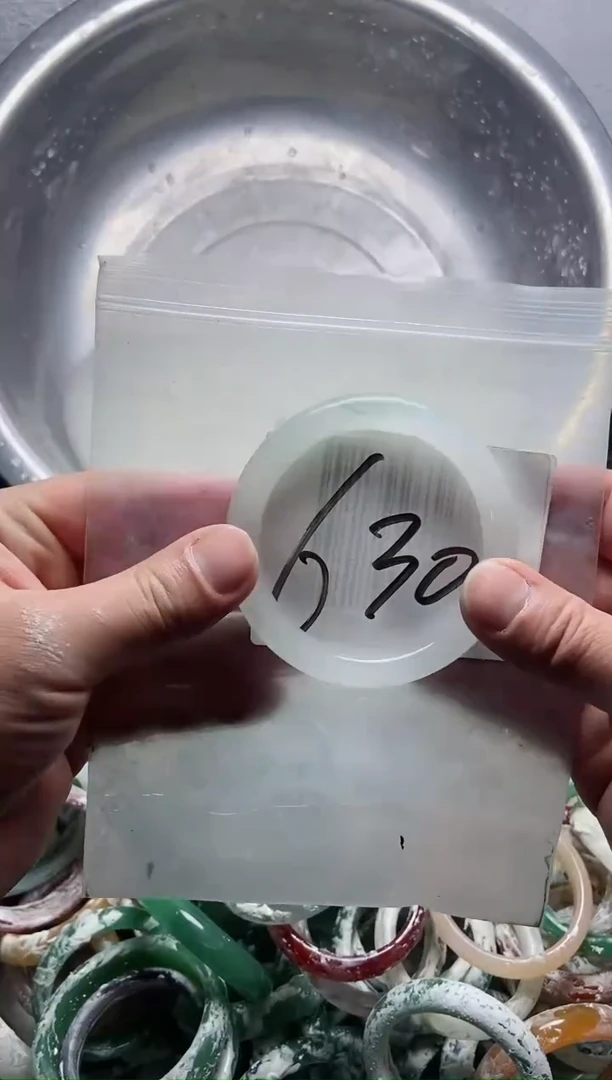 【闪购商品】石英质玉手镯未镶嵌62天山冰萃圆条630