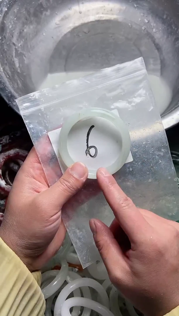 【闪购商品】石英质玉手镯未镶嵌天山冰翠5859