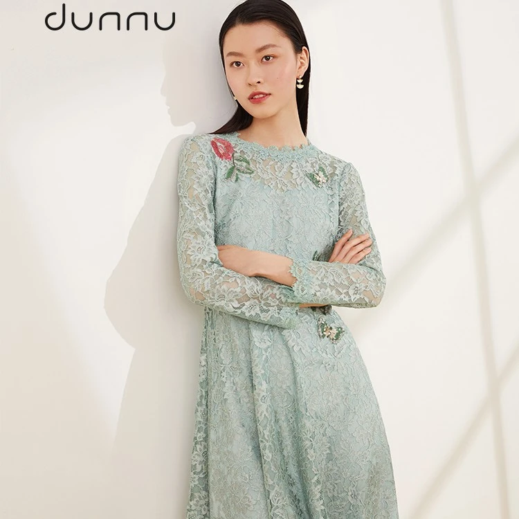 dunnu敦奴秋商场同款优雅重工蕾丝修身高腰圆领绣花连衣裙女装