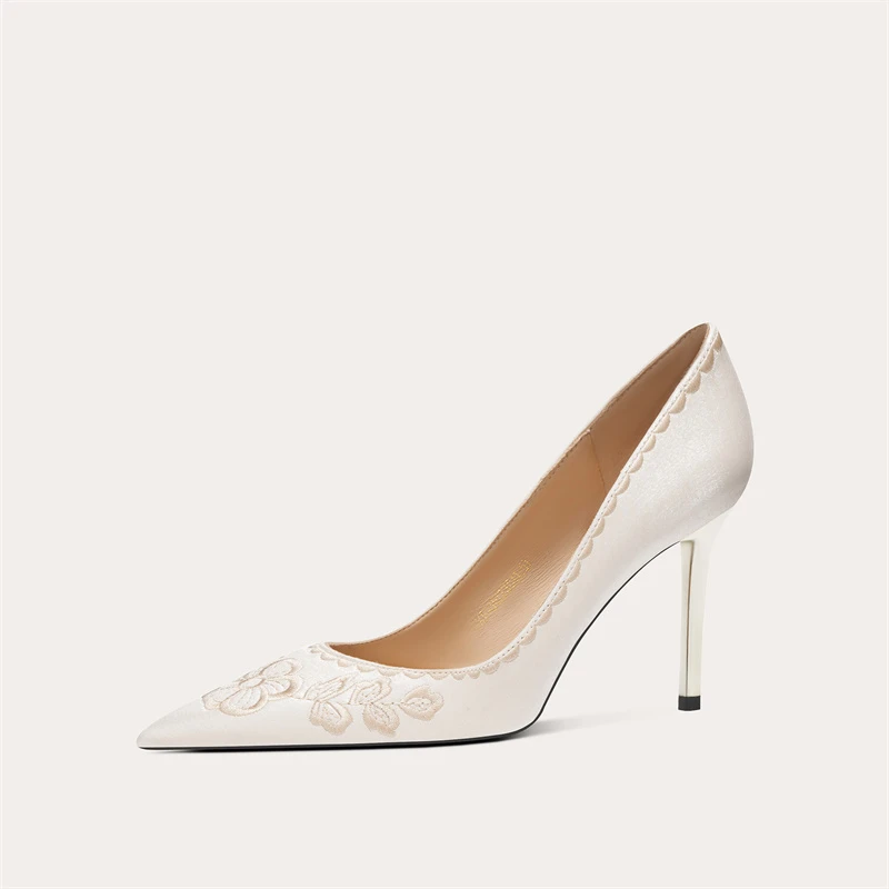 2024秋季新中式绸缎刺绣高跟女新婚秀禾婚鞋清秀女伴娘浅口高跟鞋