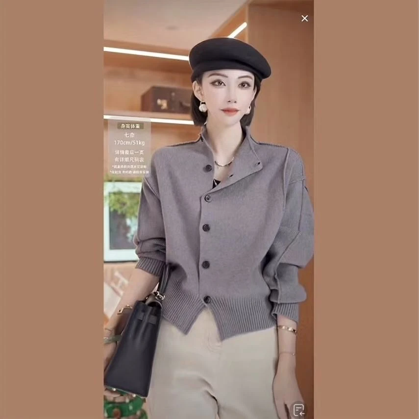 七奈推荐【今安】卷边半高领侧边纽扣宽松显瘦软糯开衫QN10649