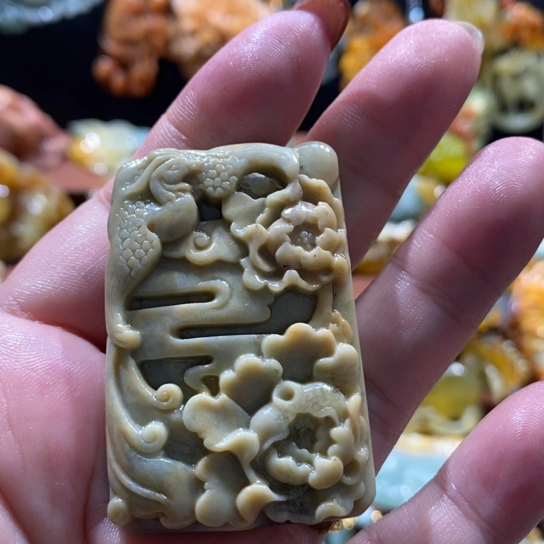 蛇纹石玉颈饰未镶嵌