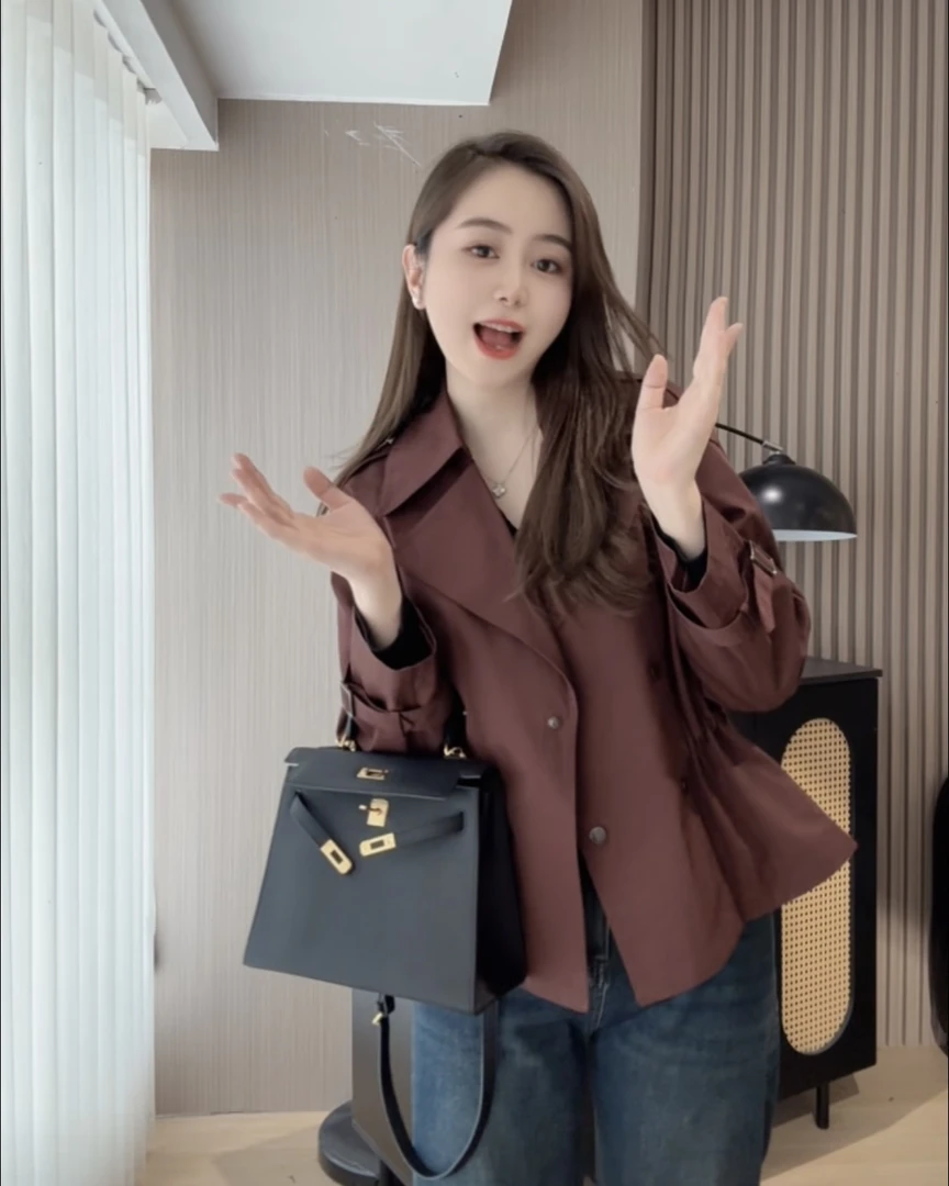 【菲菲爱穿搭】秋季新款韩版百搭纯色时尚四粒扣短款风衣 T24090526