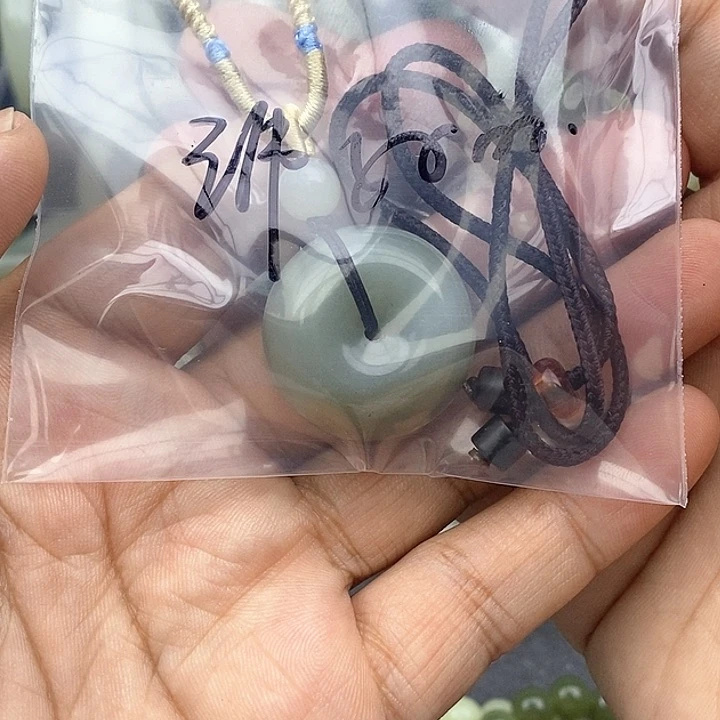 和田玉吊坠(不含链)未镶嵌小****?