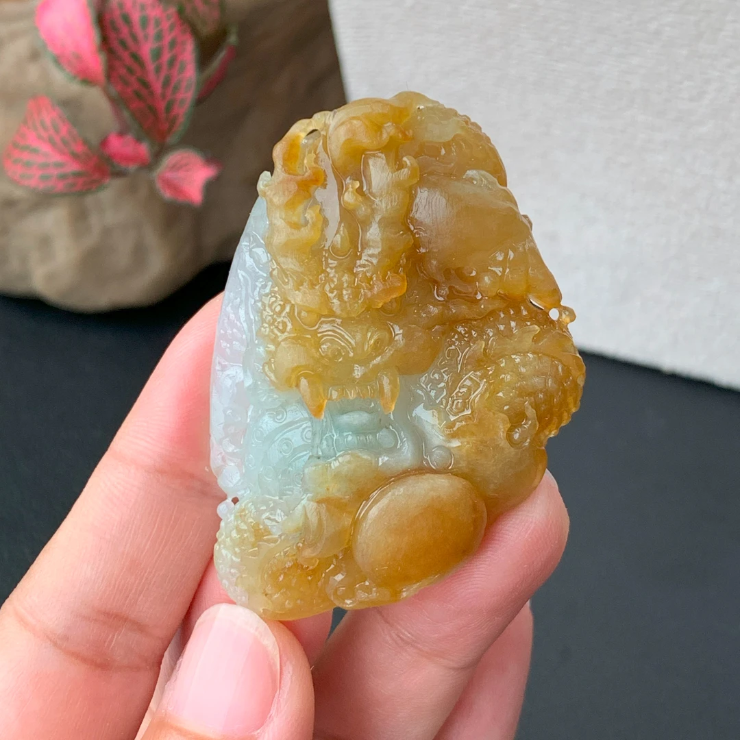 【自然光实拍】清澈 天然翡翠A货黄翡手雕龙牌吊坠 定制毛货未抛光